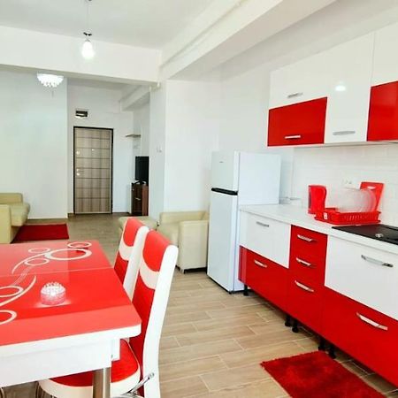 Red Accommodation Near Palas Mall Iasi Exteriör bild