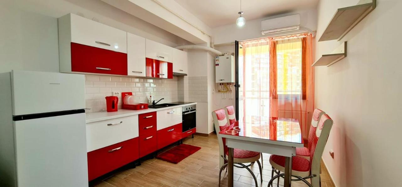 Red Accommodation Near Palas Mall Iasi Exteriör bild